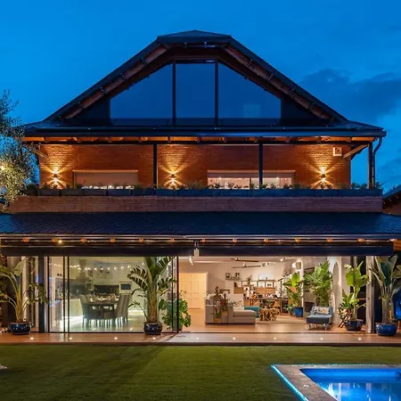 Barcelona's Tropical Oasis Villa