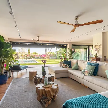 Villa Barcelona's Tropical Oasis *
