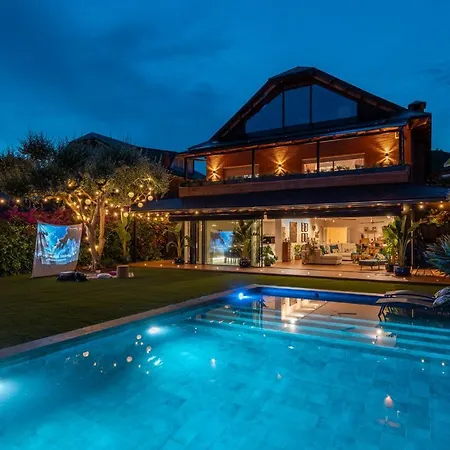 Barcelona's Tropical Oasis Villa