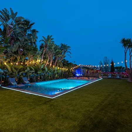 别墅 Barcelona's Tropical Oasis *