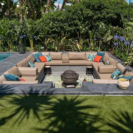 Villa Barcelona's Tropical Oasis