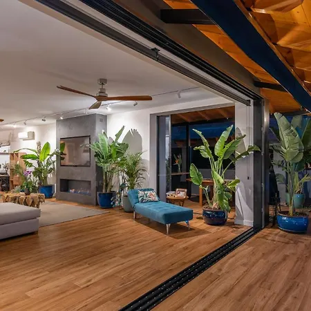 Villa Barcelona's Tropical Oasis