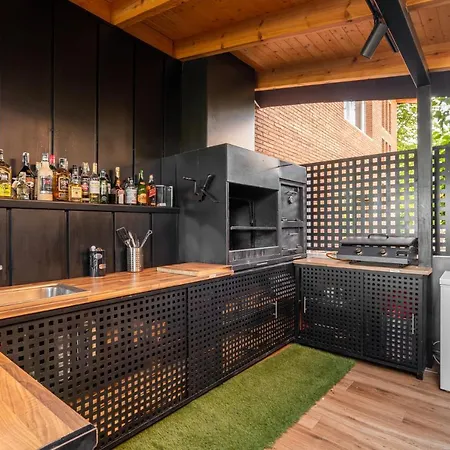 Barcelona's Tropical Oasis Villa